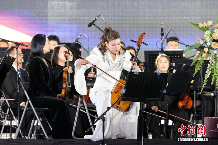 苏尔格在草原之夜交响音乐会上演奏马头琴