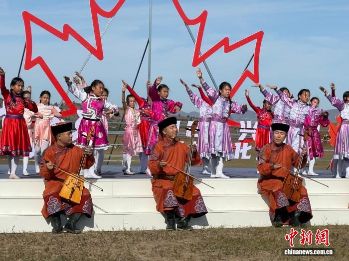 乌兰牧骑演员在2025兴安盟五角枫文化旅游季开幕式上演奏马头琴