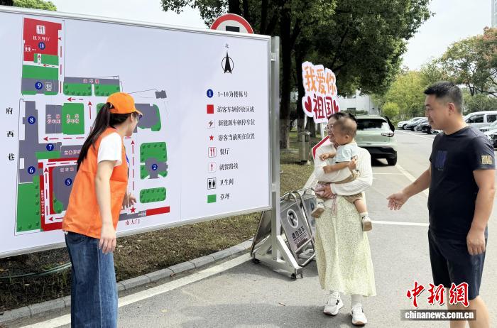 扬州小橙子志愿者引导停车