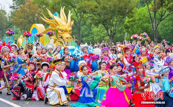 2025武汉花车巡游盛大启幕，共庆国庆佳节