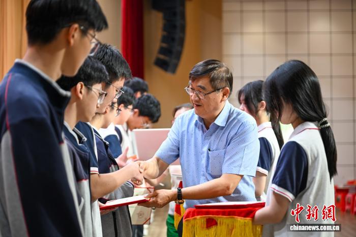 浙江黄岩台商吴发彬七年捐资助学 助力两岸教育融合