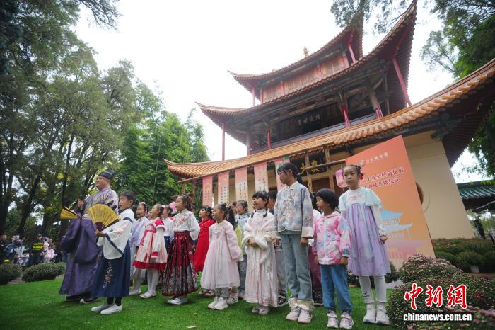 昆明大观楼诵读天下第一长联