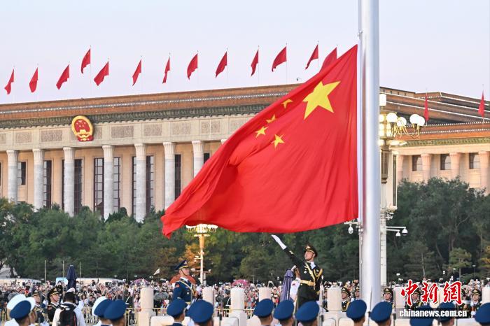 天安门广场12万民众共观升旗庆祖国76周年华诞