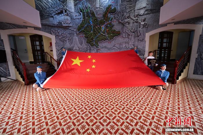 中老铁路通车当天天安门广场升起国旗亮相云南昆明