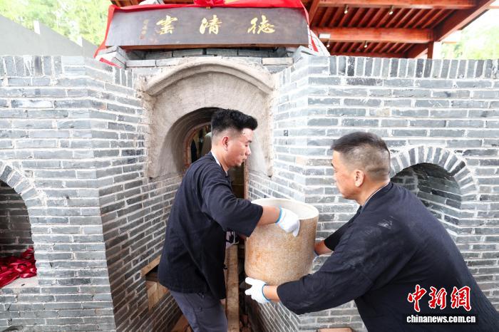 工作人员从德清窑中取出瓷器