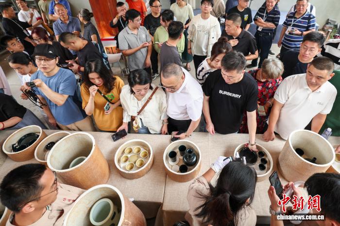 德清窑作品吸引民众围观