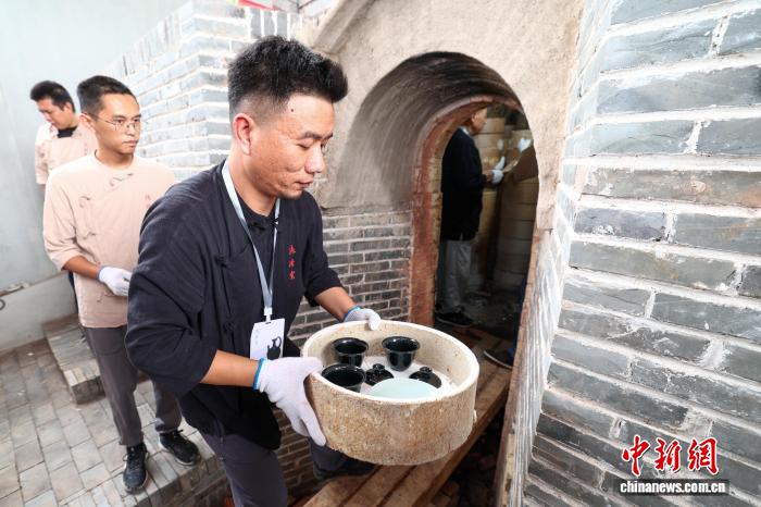 国庆首日浙江德清千年窑火重燃 “开窑节”再现瓷器文明