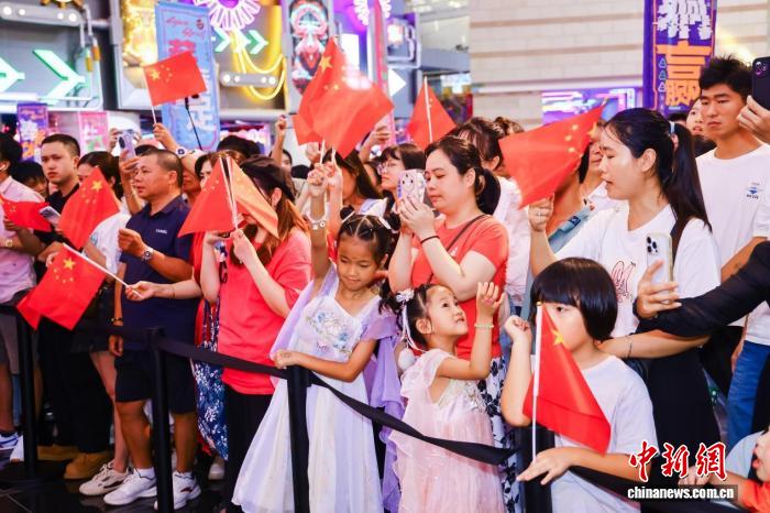 10月1日，热闹的天河路商圈。周佩琳 摄