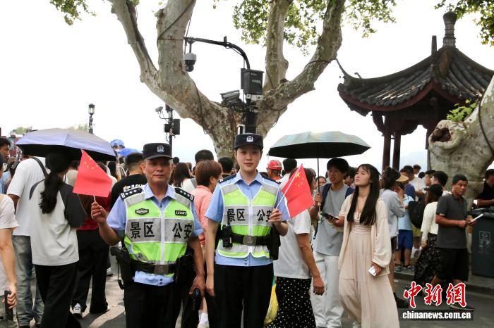 师徒俩共同值守断桥。冯少骏 摄