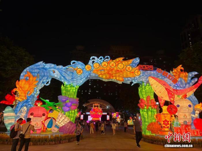 广州中秋灯会盛大启幕 十五运会吉祥物成焦点