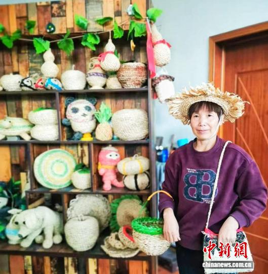 丁喜第与玉米皮草编作品