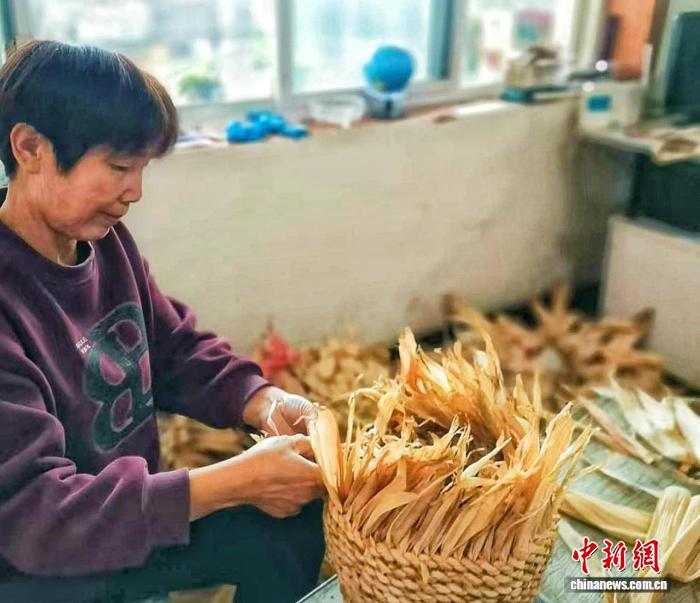 山西屯留农妇丁喜第：玉米皮草编技艺的传承与创新
