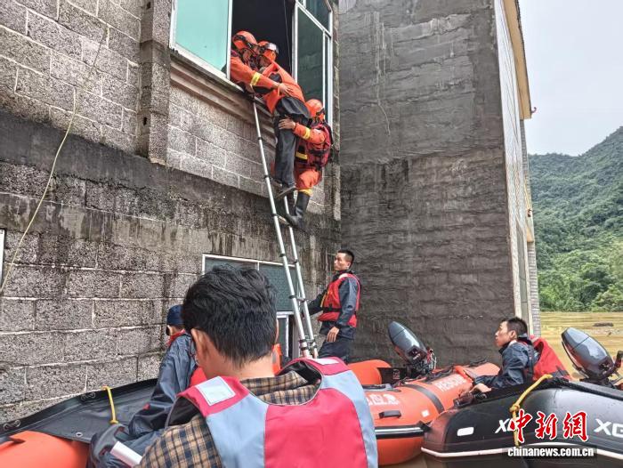 救援人员转移受灾民众