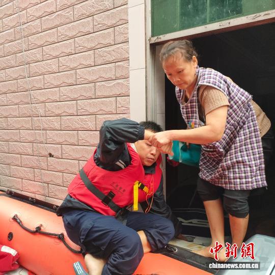 救援人员转移受灾民众