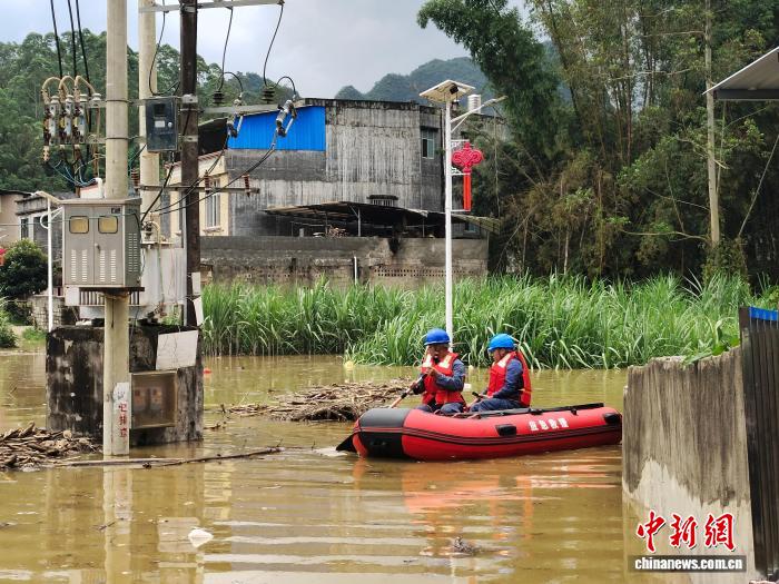 广西电力部门全力抢修受强降雨影响供电线路