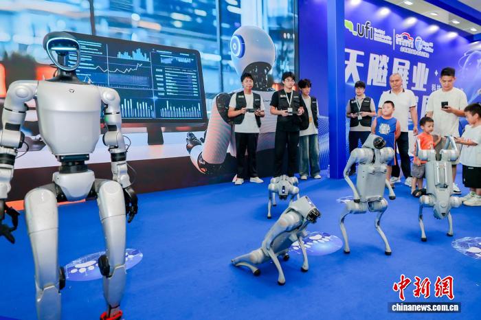 特斯拉与宇树人形机器人同台展示