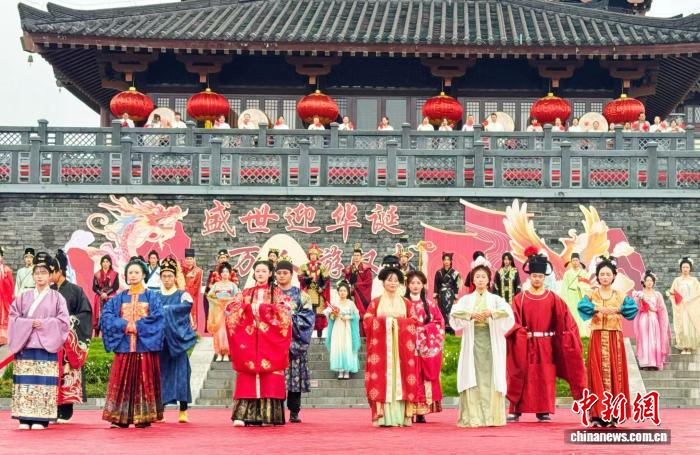 汉江之畔国庆盛典：汉服嘉年华演绎千年汉韵文化