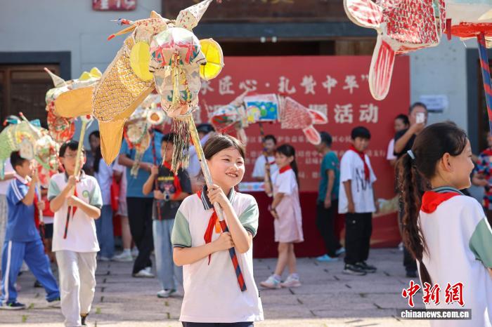 浙江德清鳌鱼灯 舞步起落间跃动五百年