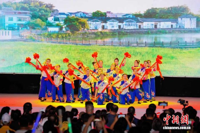 2025年全国‘四季村晚’示范展示活动现场