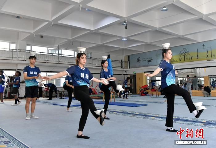 外籍学员训练杂技