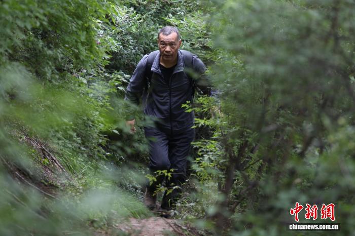 丁建新行走在通向嘉峰线路所的土坡上