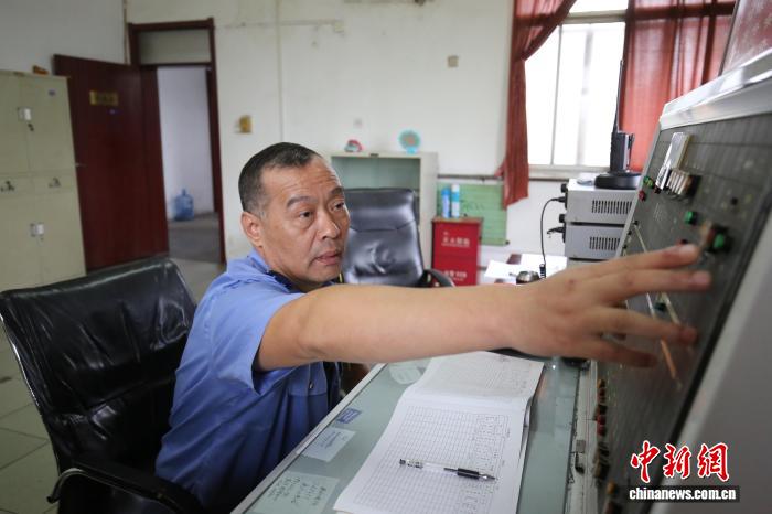 丁建新正在进行联控作业