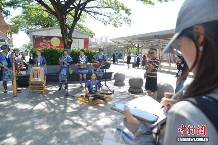 游客用速写记录三亚之旅