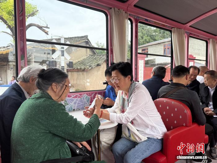 游客乘坐湔江小火车