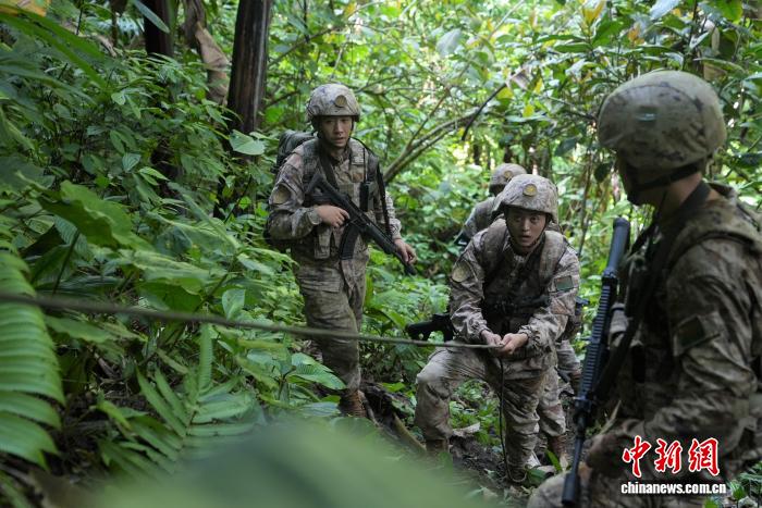 巡逻官兵攀爬陡坡