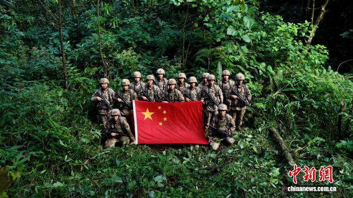 巡逻官兵展开国旗庄严宣誓