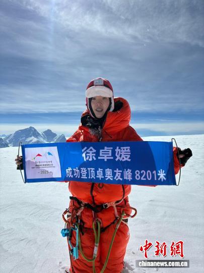 跨越19年的交接 中国女孩成功登顶世界第六高峰