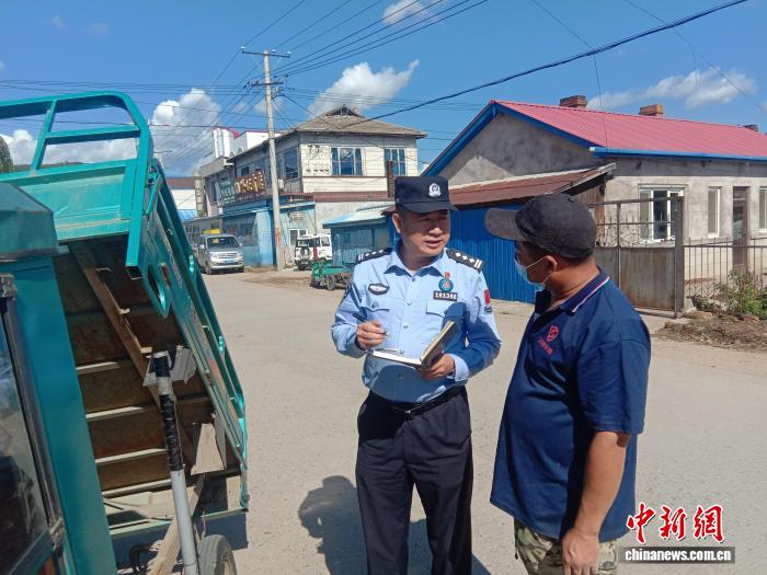 戍边28载：民警王智刚守护边境平安与温暖的真实故事