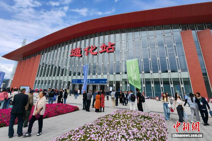 坐着沈白高铁游中国：探秘沿线自然与人文宝藏