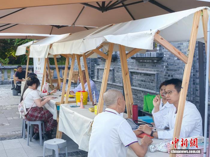 游客参加义诊环节。石洪宇 摄