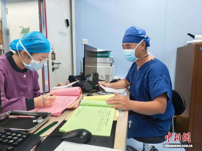 手术室里的假期坚守：24小时轮转守护生命安全