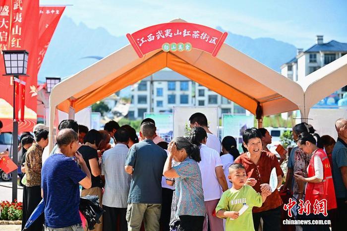 江西武夷山红茶街区开街现场