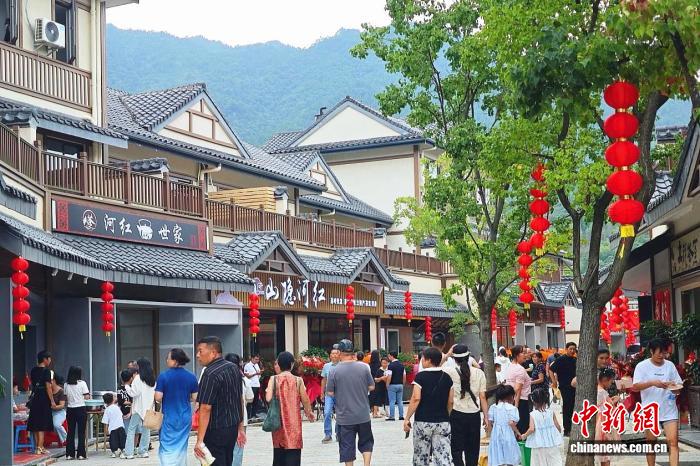 游客在江西武夷山红茶街区游玩