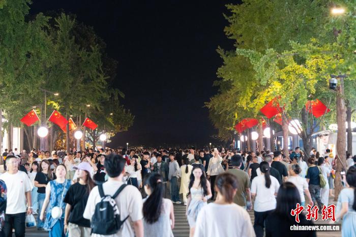 国庆期间杭州西湖游客众多
