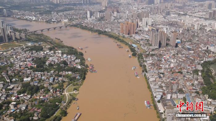 广西贵港全力应对郁江2025年第1号洪水 航运枢纽开闸泄洪