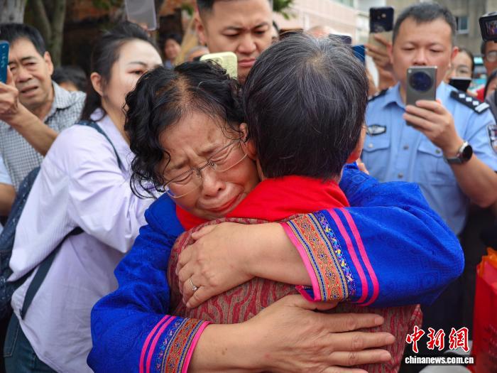 江浙民警联手助团圆 “国家的孩子”贺荣环中秋前亲情再续