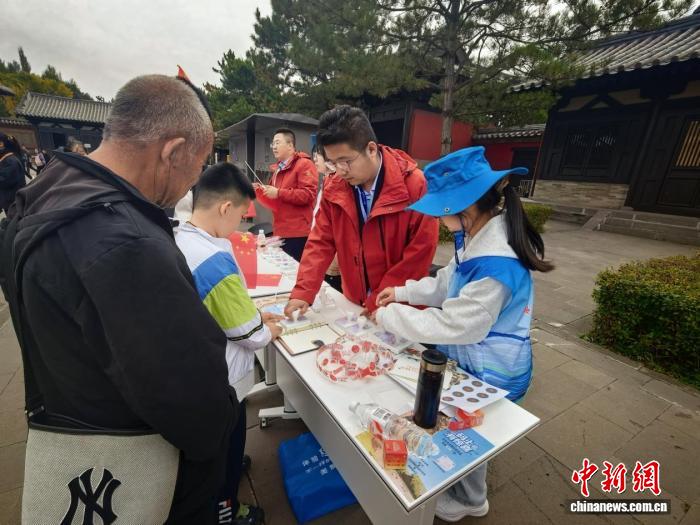双节云冈石窟迎客流高峰 志愿者暖心服务守护千年文化