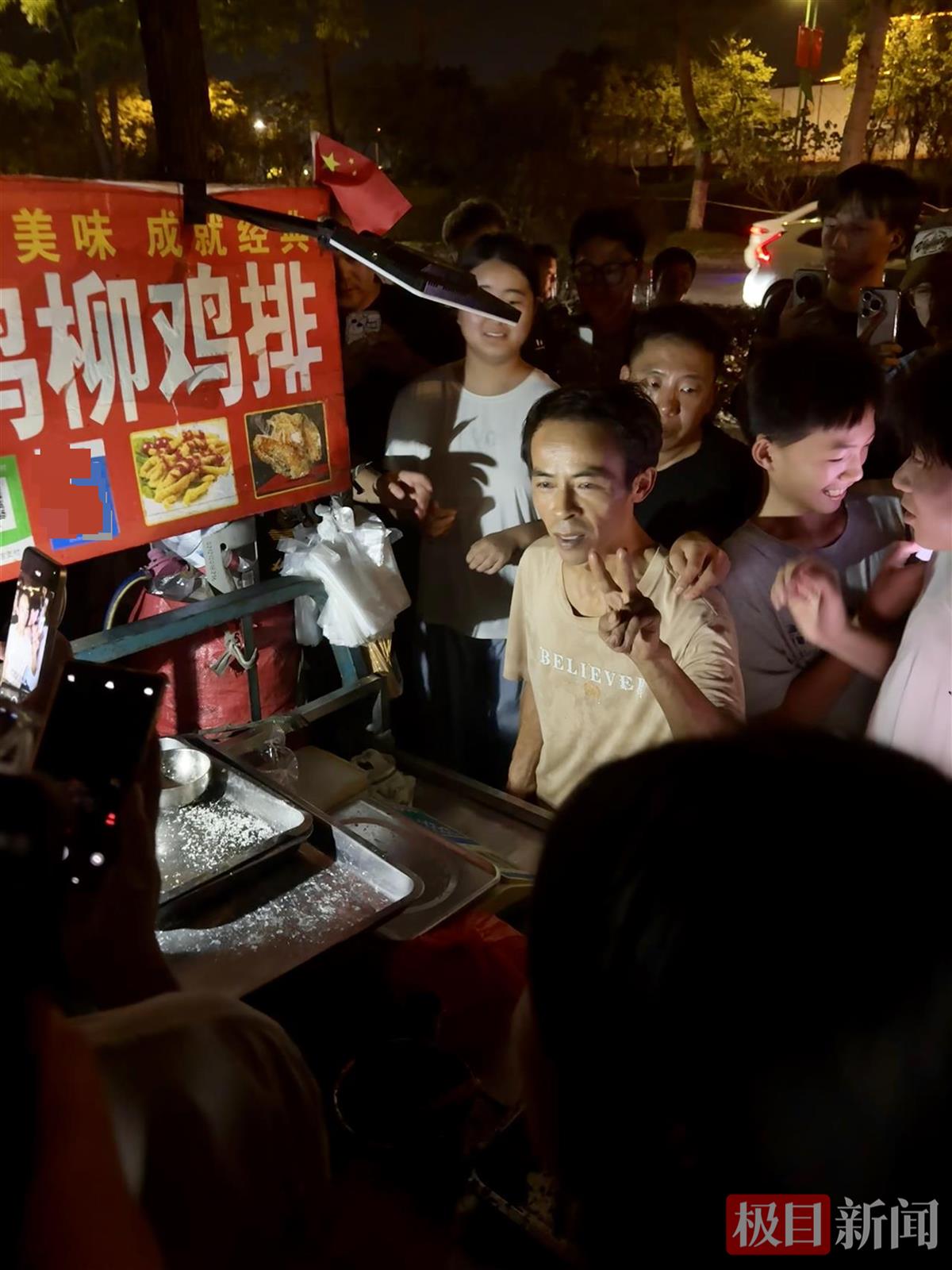 景德镇‘鸡排哥’国庆被围堵合影 无奈发声：挤得喘不过气