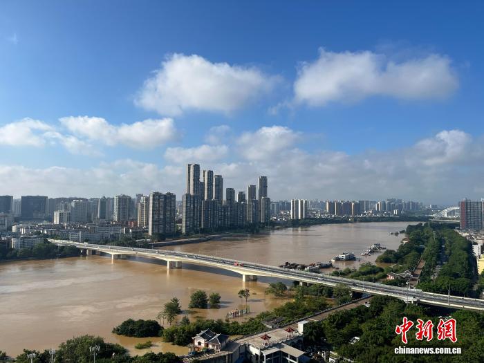 南宁邕江遭遇2025年最高洪峰，水位超警戒3.35米