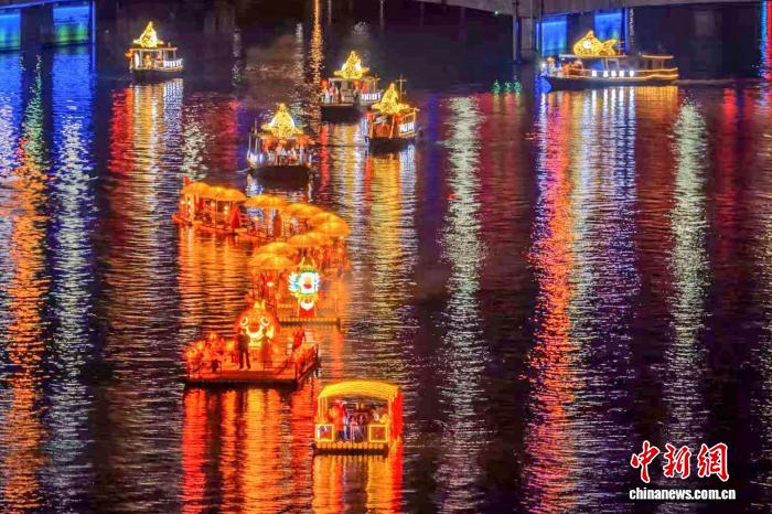 河源第二届鱼灯夜游盛大启幕：水陆空多维体验点亮夜空