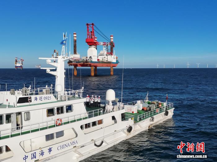 海巡船核查阳江沙扒北侧站桩避风施工平台人员撤离情况