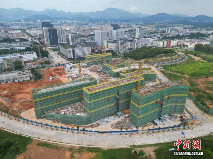 东莞市第九（清溪）高级中学首栋主体封顶，2026年投入使用