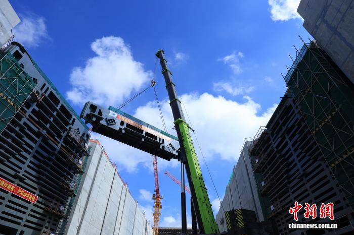 平陆运河青年枢纽完成船闸人字门吊装工作