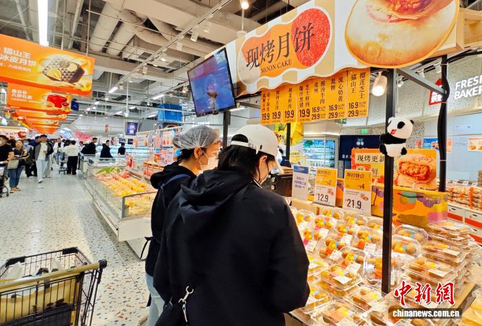 郑州市民采购中秋月饼
