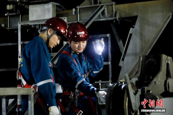 汪钦烨和赵启航在1号支架上检查