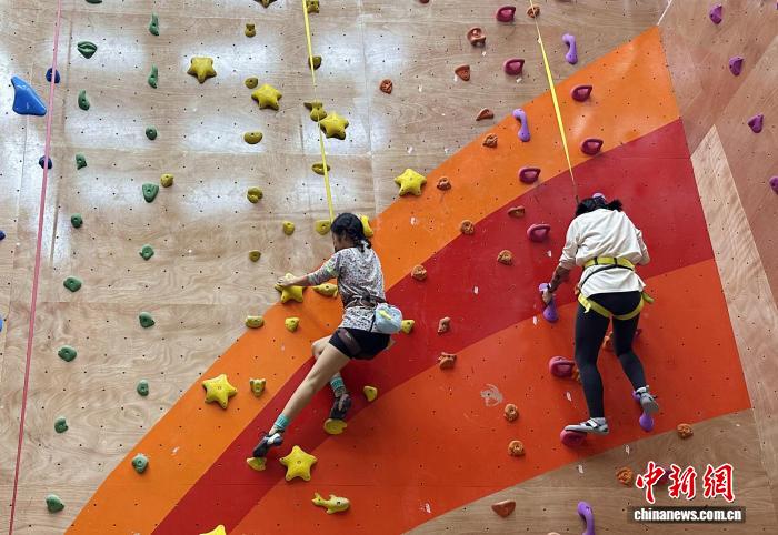 国庆假期运动搭子兴起 城市社交新风尚引领健康生活